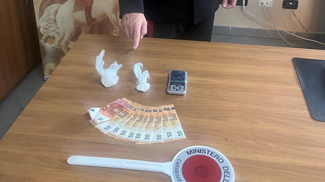 Finale Emilia, in piazza con droga e cocaina: arrestato per spaccio