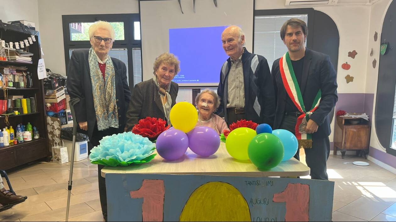 Modena, Laura Benatti compie 101 anni: l’assessore Guerzoni le consegna una medaglia