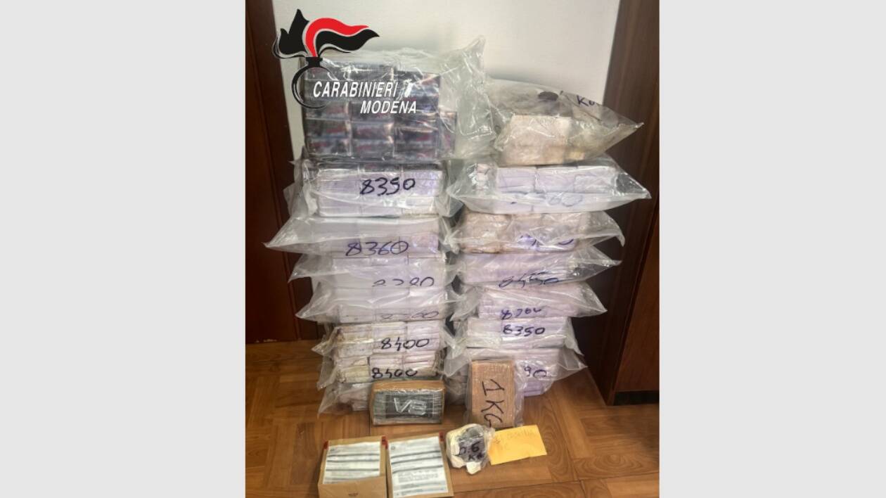 Modena, carabinieri sequestrano 130 chili di hashish e 2 chili di cocaina