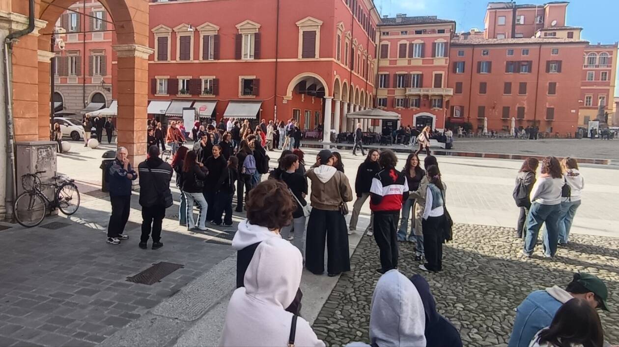 La voce dei pochi studenti in piazza a Modena: 'Qui perché non riusciamo a immaginare il nostro futuro'