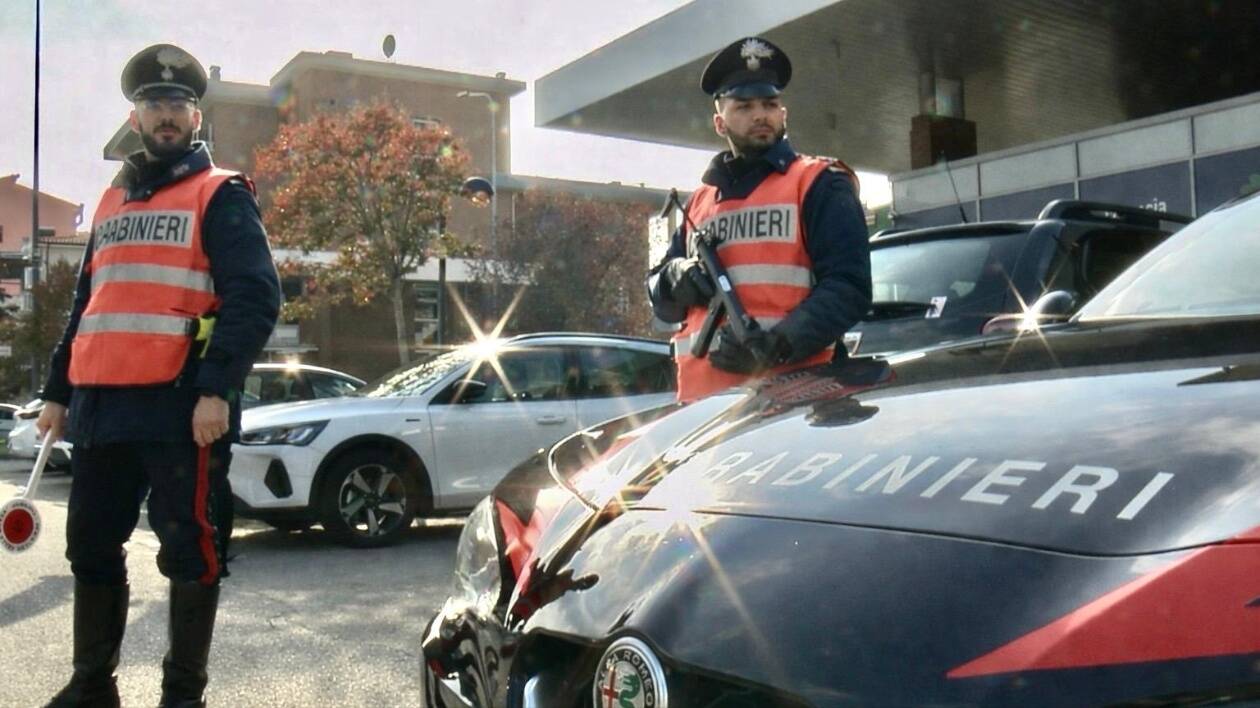 Sassuolo: vede i Carabinieri e getta cocaina dal finestrino