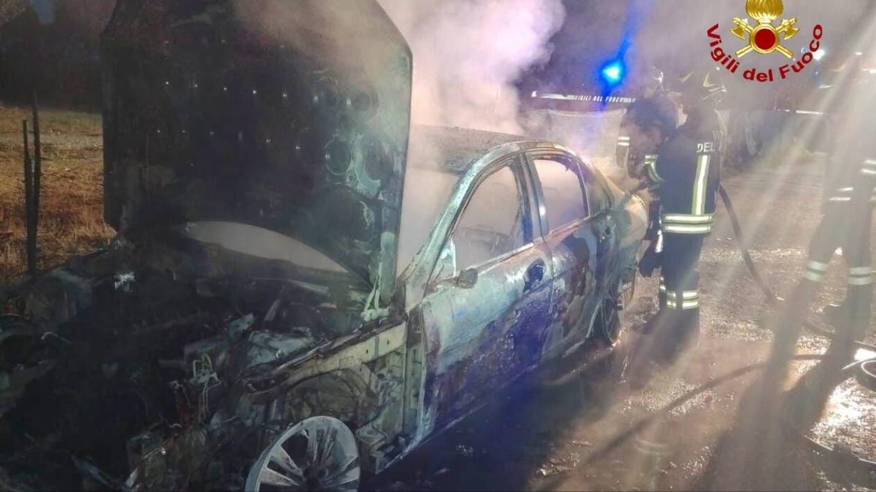 Castelfranco Emilia: auto distrutta dalle fiamme, nessun ferito