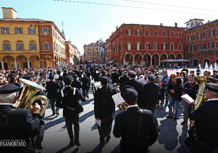 Bande in festa nelle 4 piazze: tutte le foto