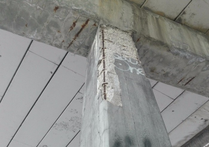 Tangenziale Carducci, distacco di calcinacci dal cavalcavia, ma la staticità non è a rischio