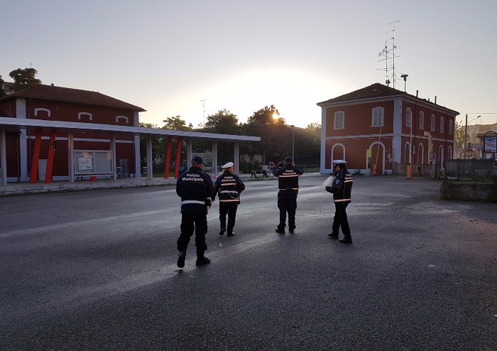 A Sassuolo primo caso di Daspo urbano, bandite dal territorio 3 persone che dormivano in stazione