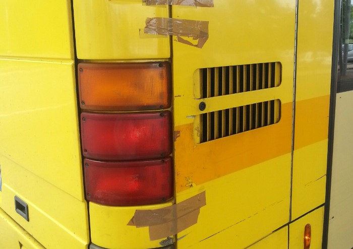Bus tenuti insieme col nastro da pacco, ma la protesta cade nel vuoto