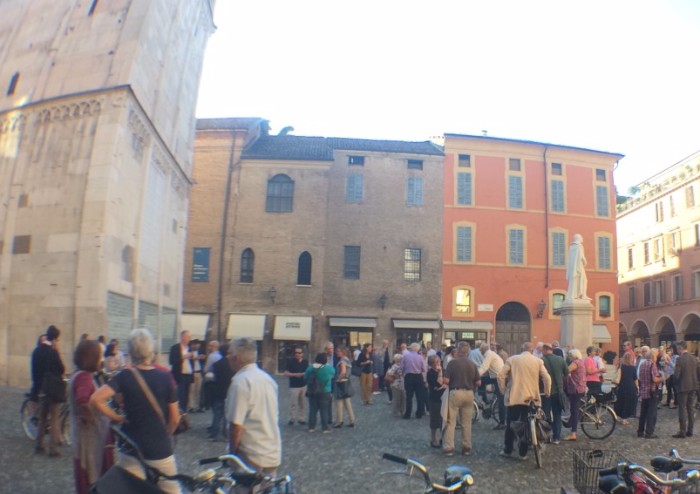 Orrore a Manchester, Muzzarelli invita i cittadini in piazza