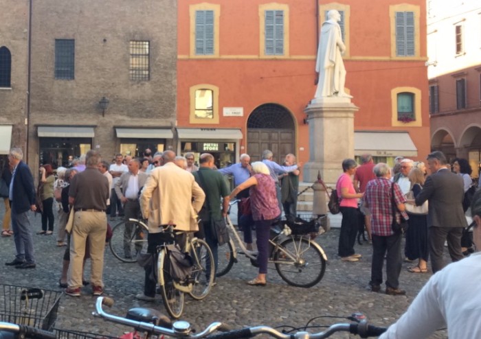 Orrore a Manchester, Muzzarelli invita i cittadini in piazza