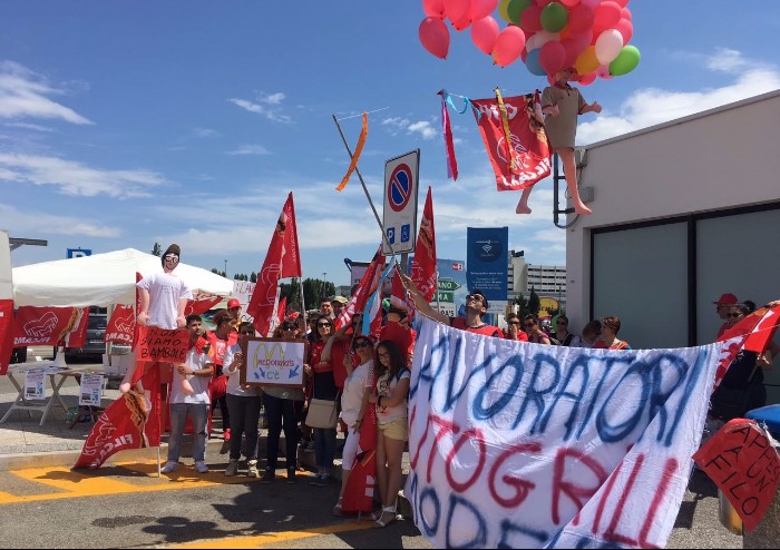 Eataly e Autogrill, lavoratori in protesta a Modena