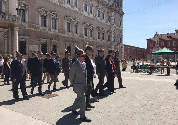 Alpini, penne nere e Tricolore in piazza Roma
