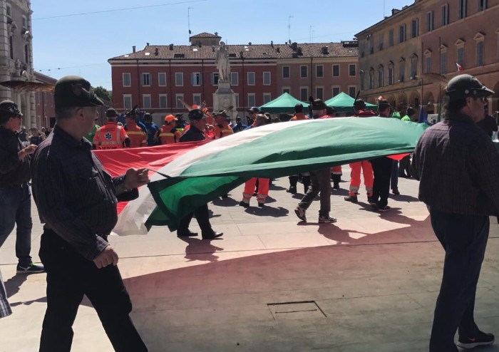 Alpini, penne nere e Tricolore in piazza Roma