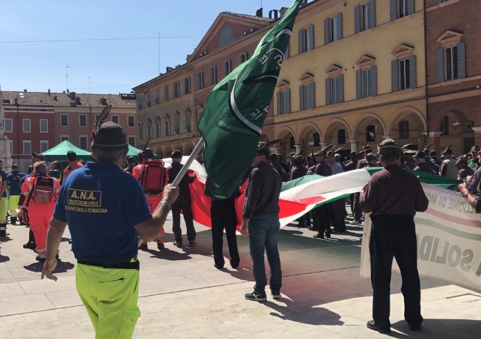 Alpini, penne nere e Tricolore in piazza Roma