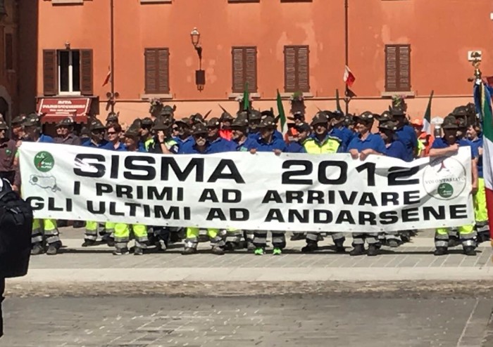 Alpini, penne nere e Tricolore in piazza Roma