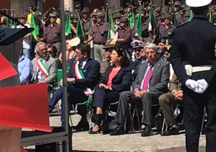 Alpini, penne nere e Tricolore in piazza Roma