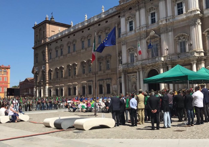 Alpini, penne nere e Tricolore in piazza Roma