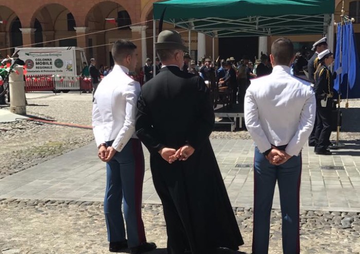 Alpini, penne nere e Tricolore in piazza Roma