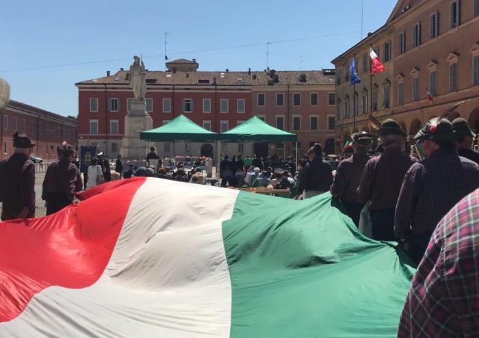 Alpini, penne nere e Tricolore in piazza Roma