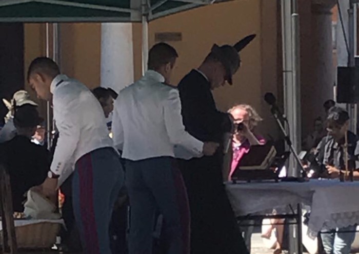 Alpini, penne nere e Tricolore in piazza Roma