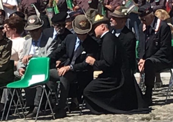 Alpini, penne nere e Tricolore in piazza Roma