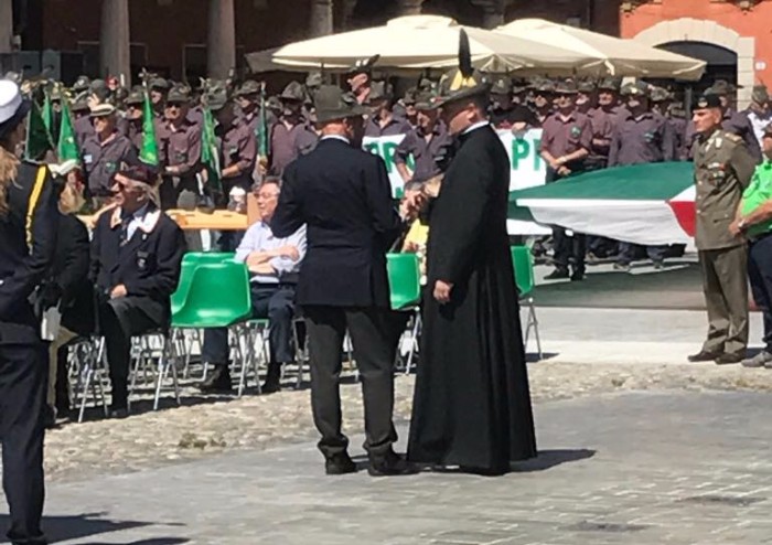 Alpini, penne nere e Tricolore in piazza Roma