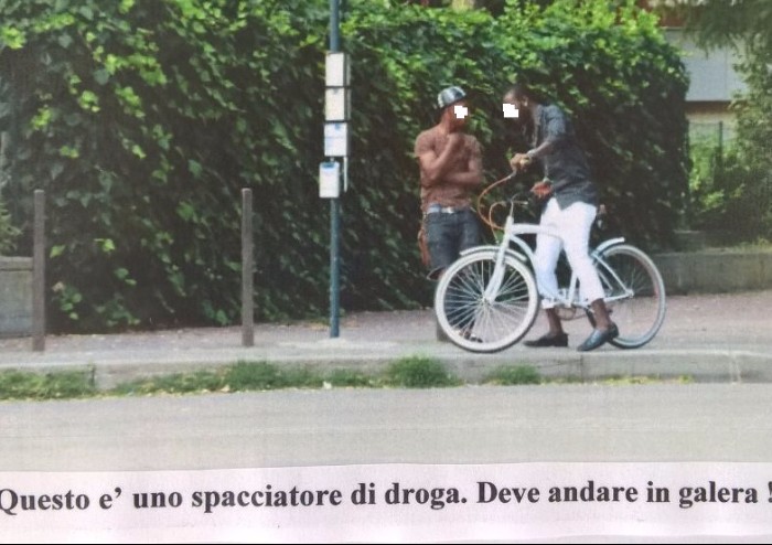 Viale Gramsci, cittadini esasperati attaccano le foto degli spacciatori su alberi e panchine