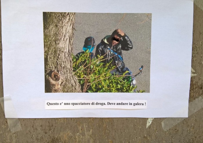 Viale Gramsci, cittadini esasperati attaccano le foto degli spacciatori su alberi e panchine