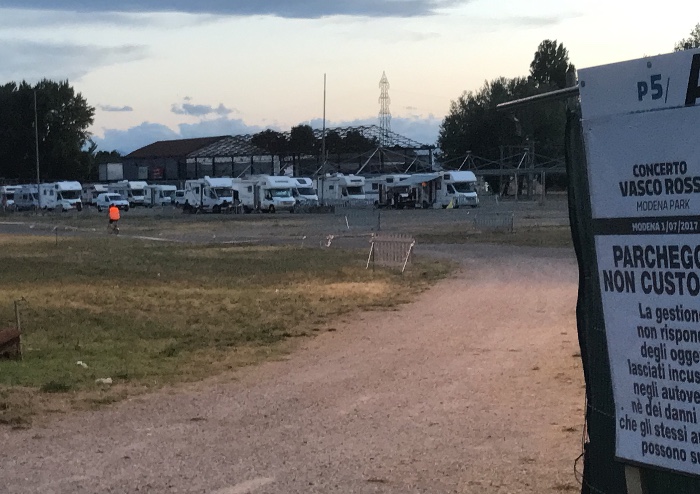 Modena, una vigilia tranquilla in attesa del concerto di domani sera