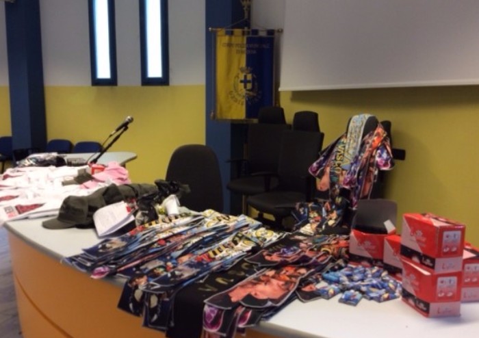 La Polizia Municipale sequestra centinaia di gadget falsi: sette denunciati