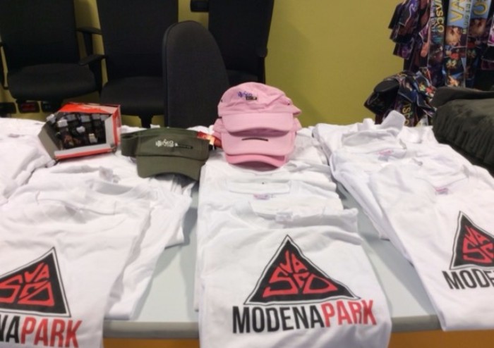 La Polizia Municipale sequestra centinaia di gadget falsi: sette denunciati