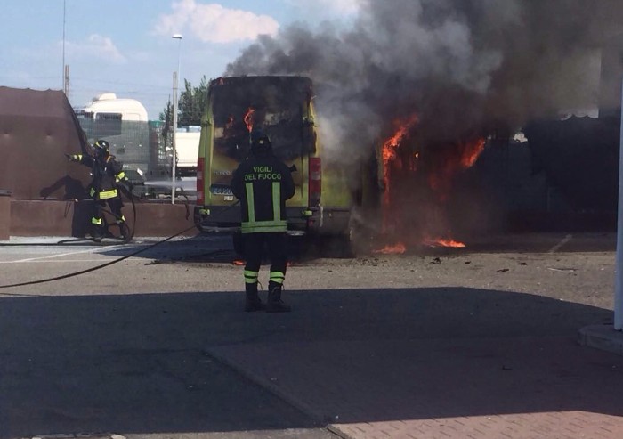 Incendio a Spezzano: distrutto un furgone
