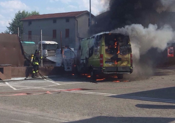 Incendio a Spezzano: distrutto un furgone