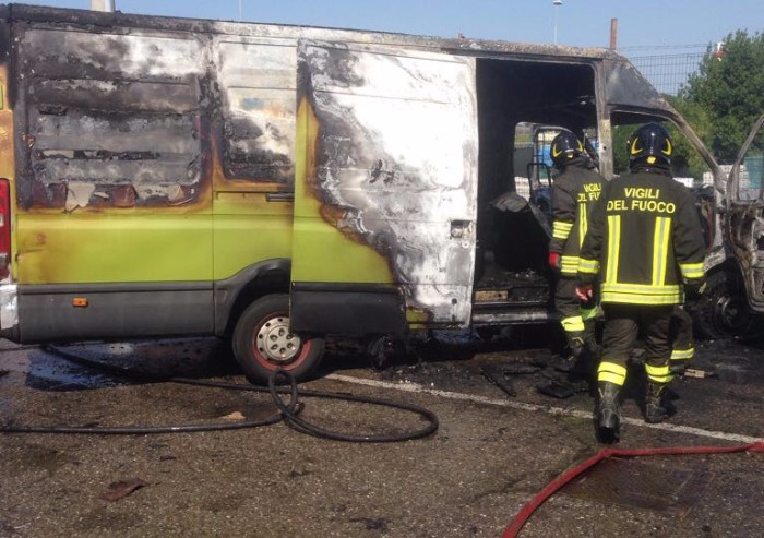 Incendio a Spezzano: distrutto un furgone