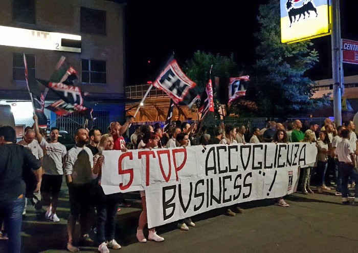Manifestazione anti-accoglienza migranti: scontro Forza Nuova e Centri sociali