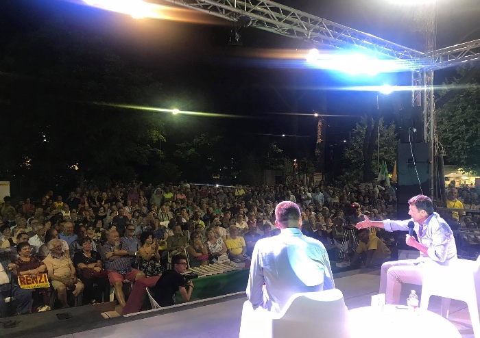 Renzi come Berlusconi: 'L'Italia non è quella raccontata sui giornali, ma è fatta di gente entusiasta'