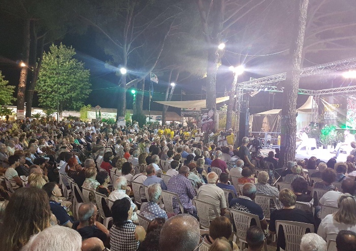 Renzi come Berlusconi: 'L'Italia non è quella raccontata sui giornali, ma è fatta di gente entusiasta'