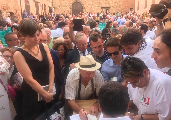 Renzi come Berlusconi: 'L'Italia non è quella raccontata sui giornali, ma è fatta di gente entusiasta'