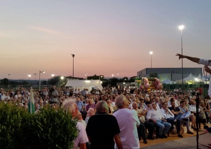 Renzi come Berlusconi: 'L'Italia non è quella raccontata sui giornali, ma è fatta di gente entusiasta'