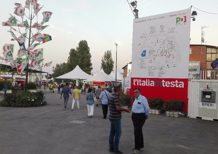 Applausi e sorrisi (amari) per il via alla festa PD