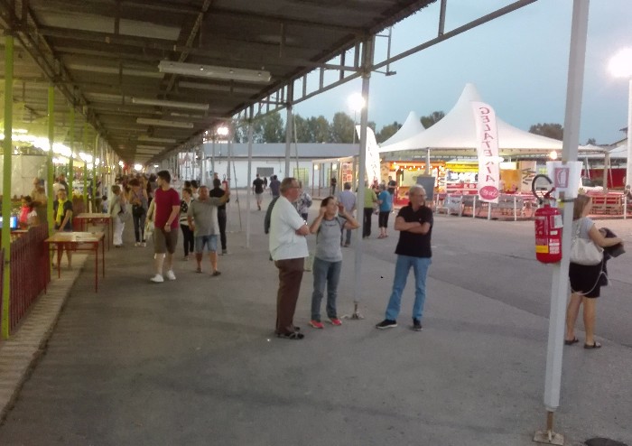 Applausi e sorrisi (amari) per il via alla festa PD
