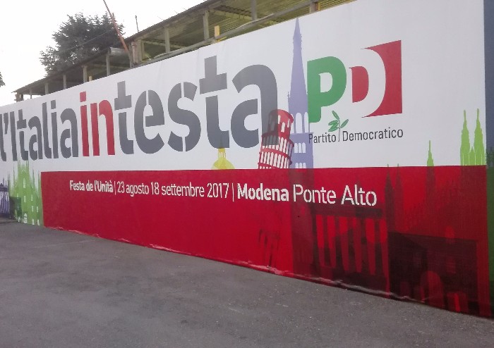 Applausi e sorrisi (amari) per il via alla festa PD