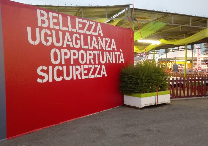 Applausi e sorrisi (amari) per il via alla festa PD