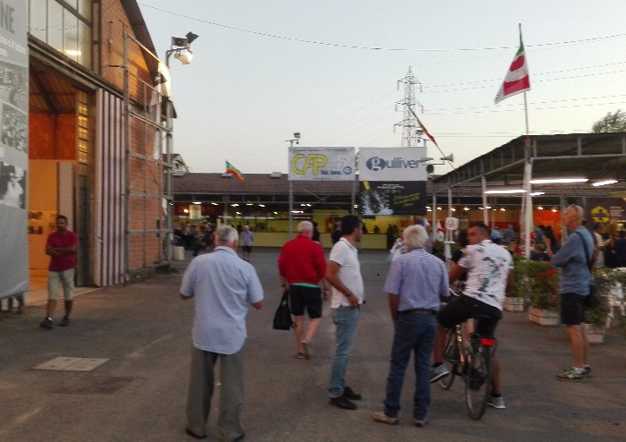 Applausi e sorrisi (amari) per il via alla festa PD