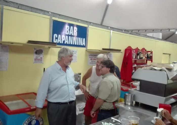 Poletti fa il vuoto alla festa, ma promette un pieno di lavoro