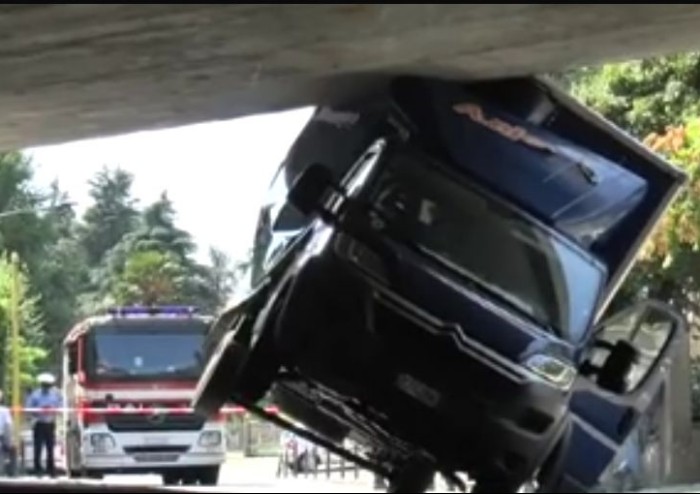 Camion incastrato in un sottopasso a Casalecchio