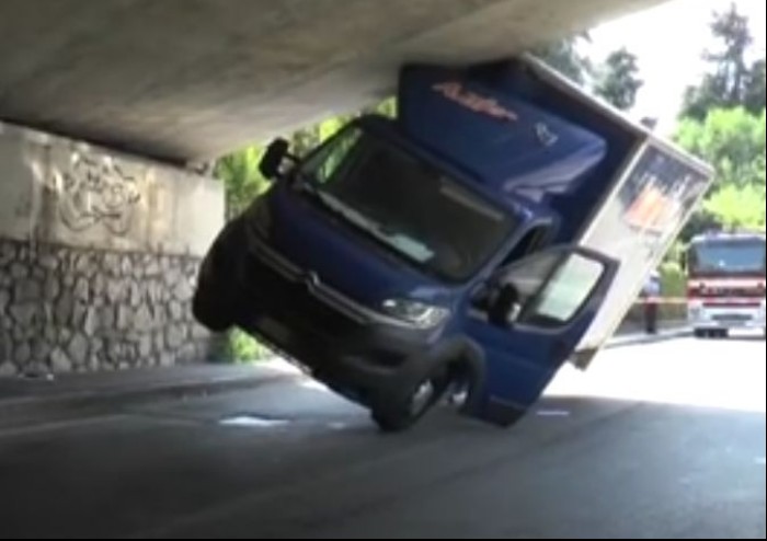 Camion incastrato in un sottopasso a Casalecchio
