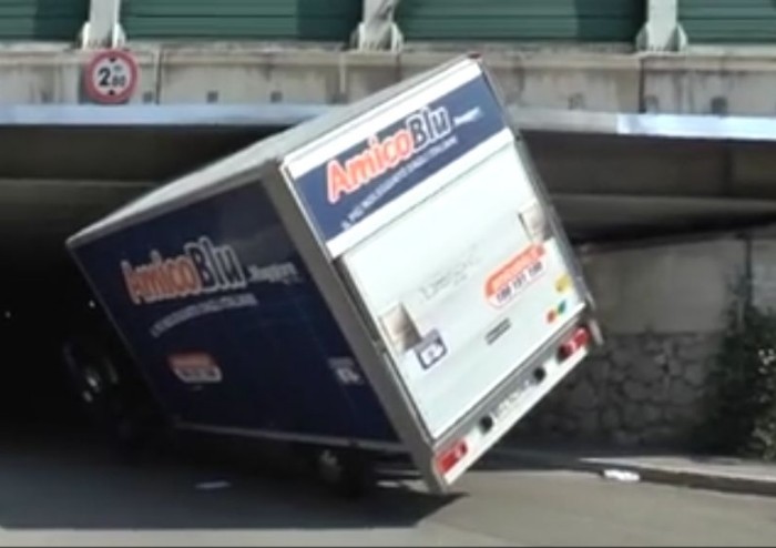 Camion incastrato in un sottopasso a Casalecchio