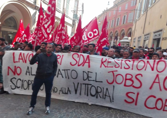 Milani imputato in tribunale, leader in piazza: 'Colpiscono me per colpire l'unico sindacato che fa lotte vere'