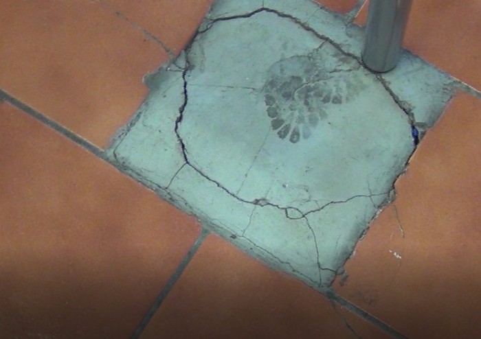 Venturi, dopo la ristrutturazione il pavimento crepa e sprofonda