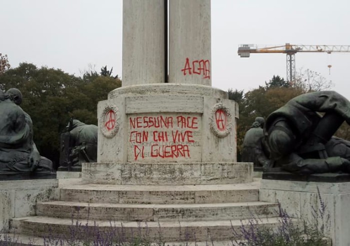 Festa delle forze armate: offese sul monumento ai Caduti