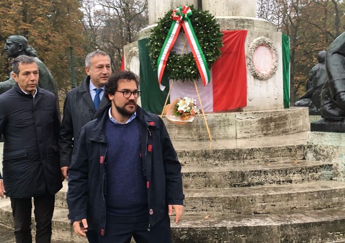 Offese alla Patria e ai militari, Forza Italia depone fiori: Aimi e coordinatori assenti